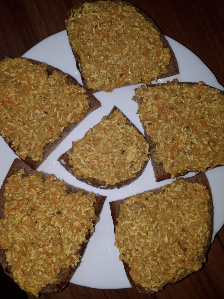 Pomazánka s ovsenými vločkami, tofu a sušeným droždím. Pomazánka s ovsenými vločkami, tofu a sušeným droždím.